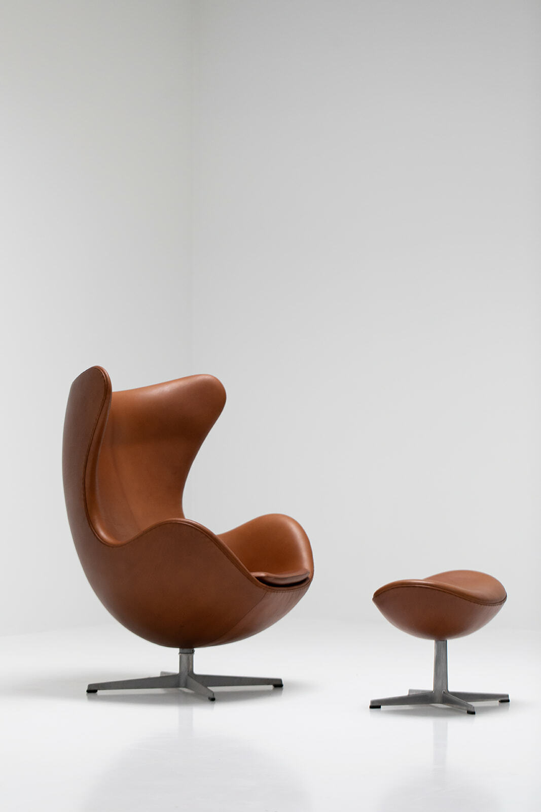 Arne Jacobsen Egg chair and stool